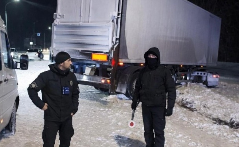 Поліцейські Павлограда прийшли на допомогу водієві вантажівки