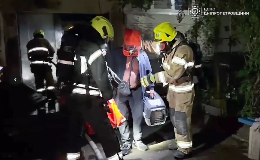 У Павлограді під час пожежі в багатоповерхівці рятувальники евакуювали сімох людей