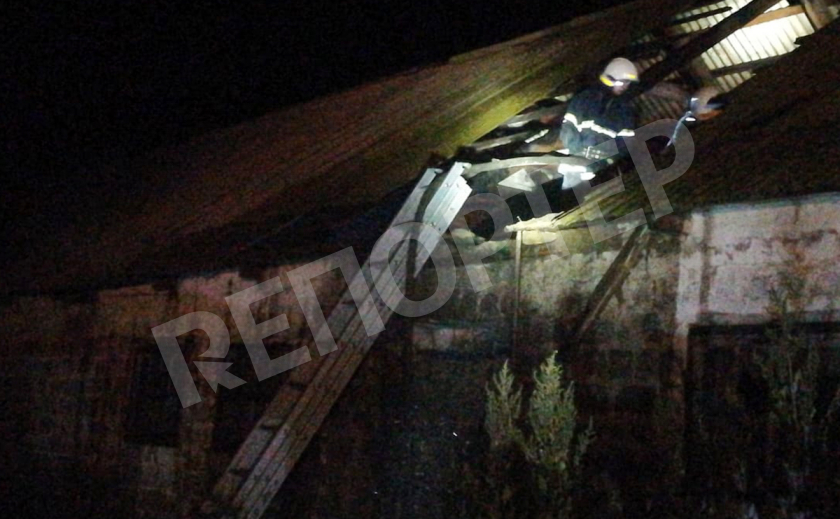 В Павлоградском районе 8 спасателей час тушили крышу